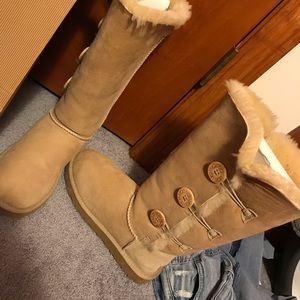 Tall bailey button uggs